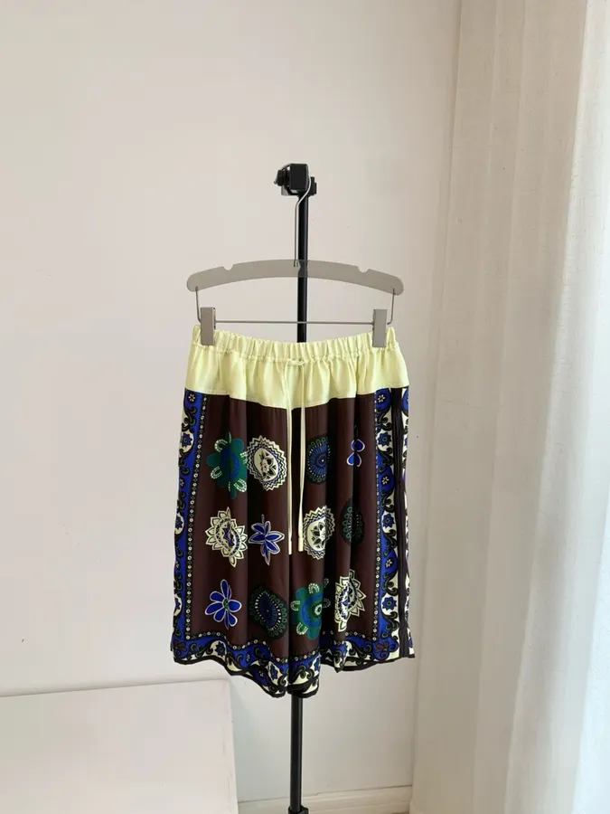 Retro Ethnic Floral Print Elastic-Waist Casual Shorts in Multicolor, product view 01