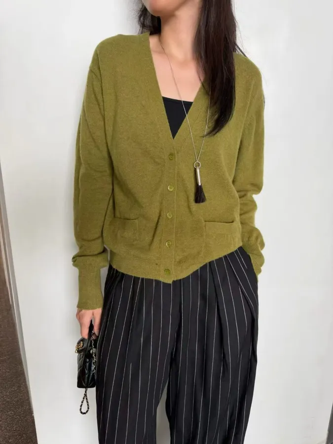 Double-Pocket V-Neck Wool Cropped Cardigan in Green, product view 01