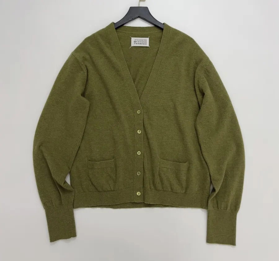 Double-Pocket V-Neck Wool Cropped Cardigan in Green, product view 03