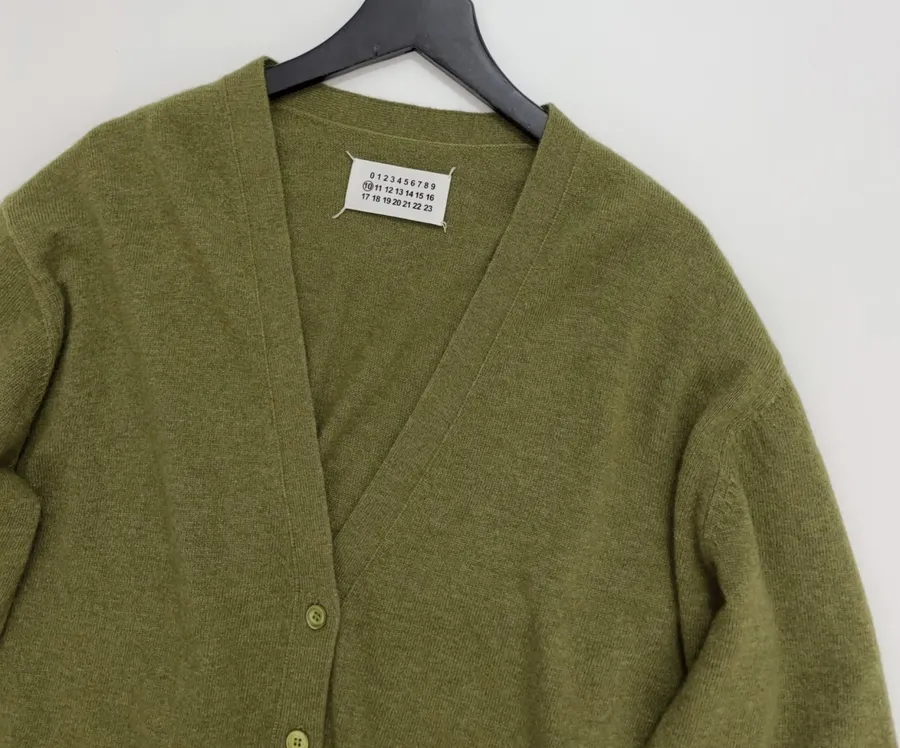Double-Pocket V-Neck Wool Cropped Cardigan in Green, product view 05