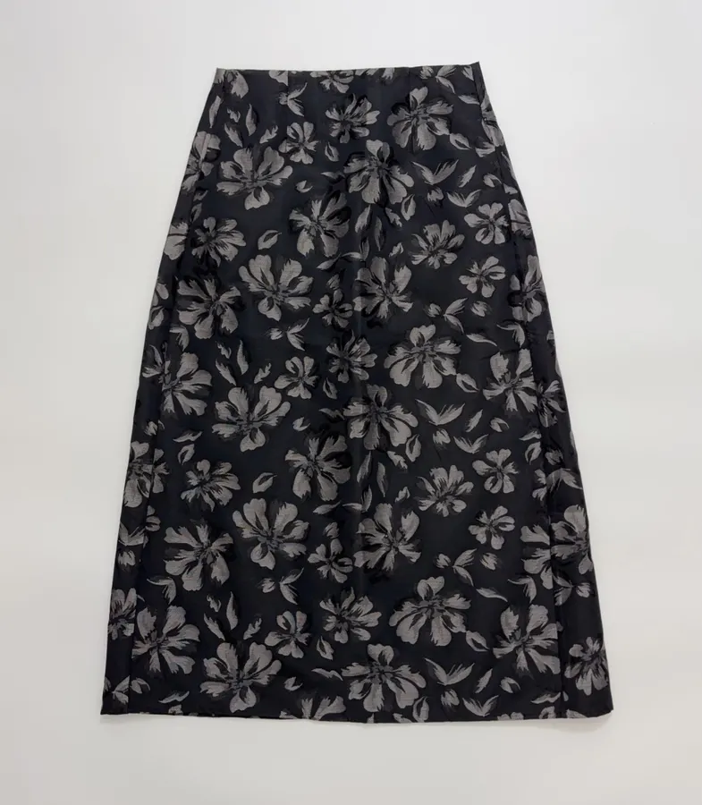 Retro Elegant Black Floral Stiff Jacquard Back Zipper A-Line High-Waisted Loose Skirt in Black, product view