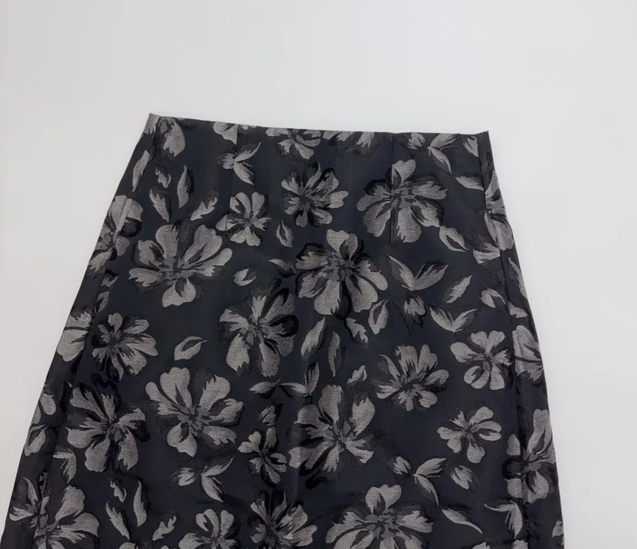 Retro Elegant Black Floral Stiff Jacquard Back Zipper A-Line High-Waisted Loose Skirt in Black, product view 02