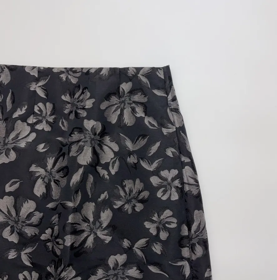 Retro Elegant Black Floral Stiff Jacquard Back Zipper A-Line High-Waisted Loose Skirt in Black, product view 03