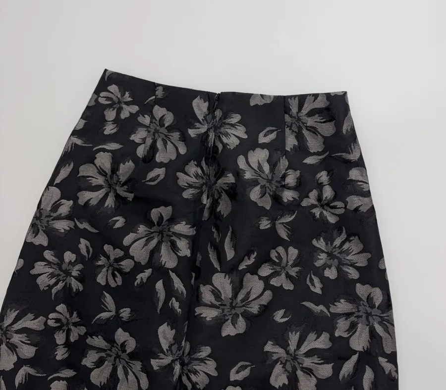 Retro Elegant Black Floral Stiff Jacquard Back Zipper A-Line High-Waisted Loose Skirt in Black, product view 13