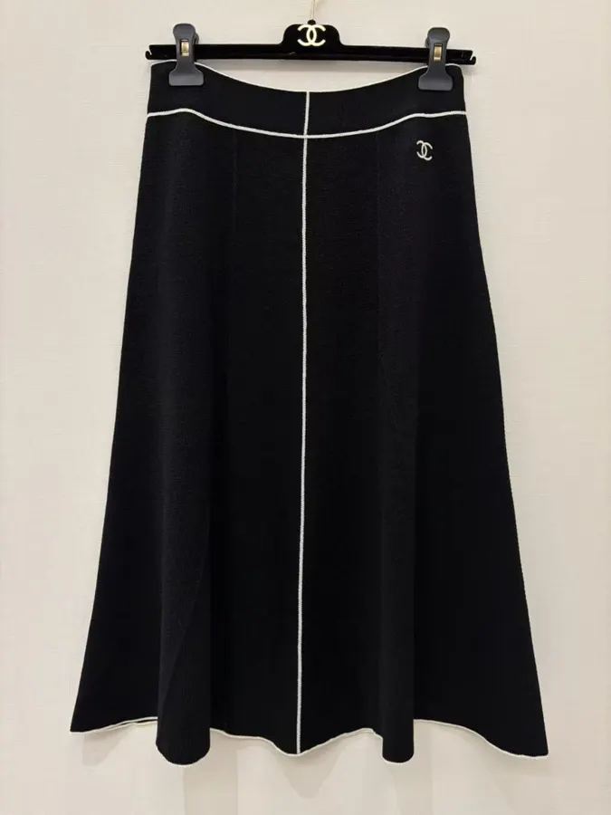 Wool-Silk Blend Black-and-White Colorblock Knitted Skirt in Black and White, product view 01