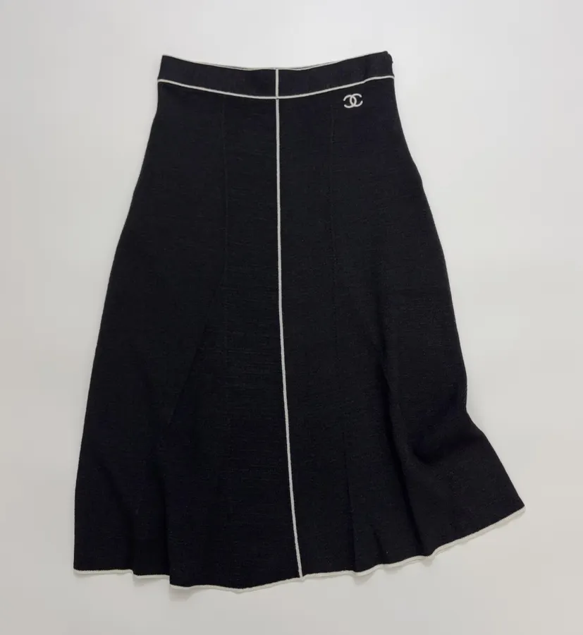 Wool-Silk Blend Black-and-White Colorblock Knitted Skirt in Black and White, product view 02