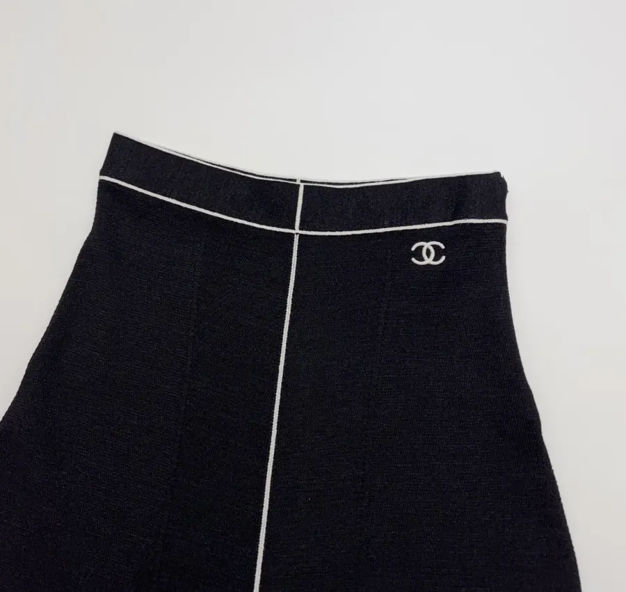 Wool-Silk Blend Black-and-White Colorblock Knitted Skirt in Black and White, product view 03
