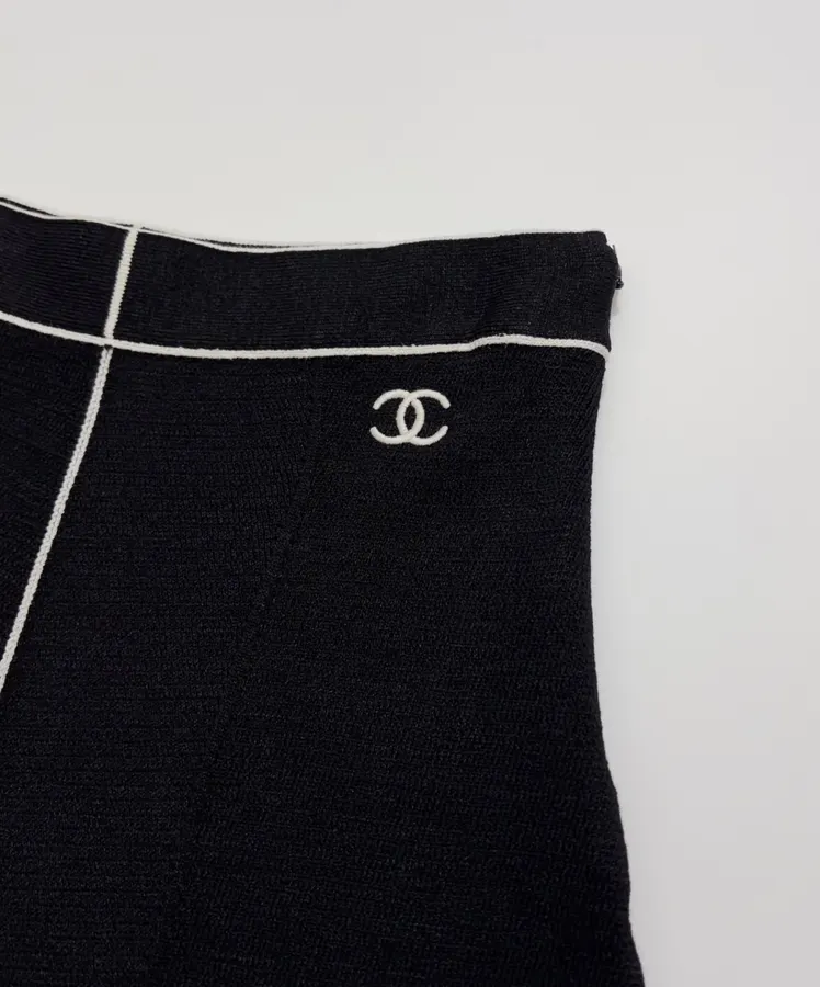 Wool-Silk Blend Black-and-White Colorblock Knitted Skirt in Black and White, product view 04