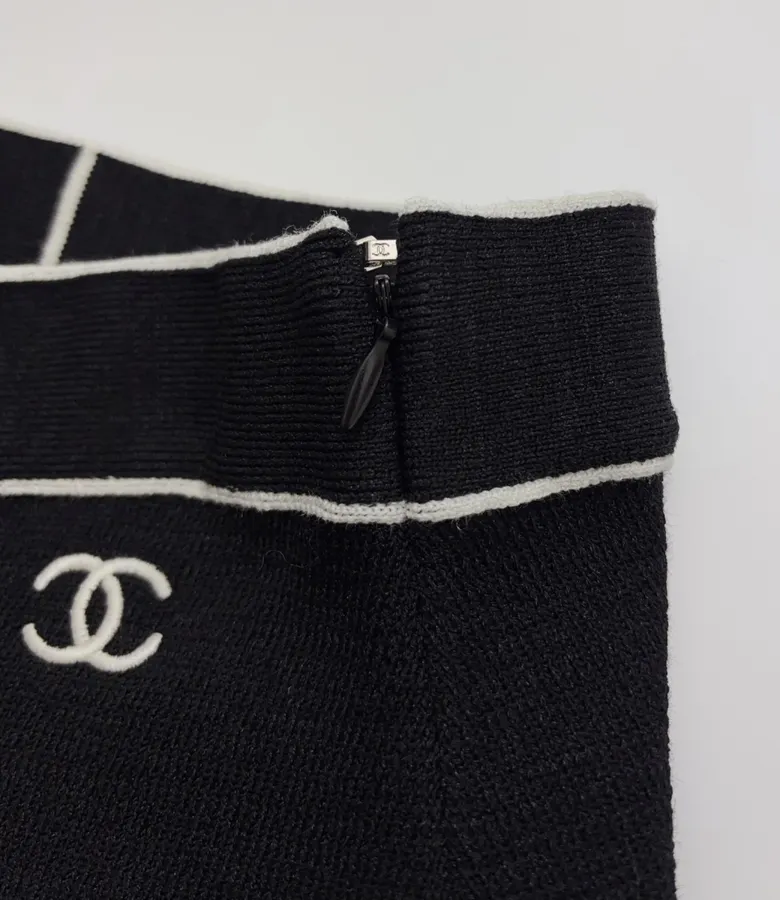 Wool-Silk Blend Black-and-White Colorblock Knitted Skirt in Black and White, product view 05