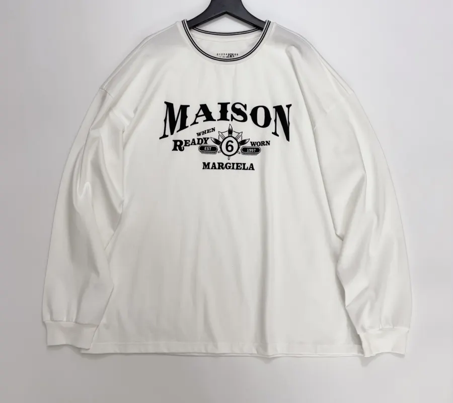 Graphic Crew-Neck Long-Sleeve T-Shirt in White, product view 01