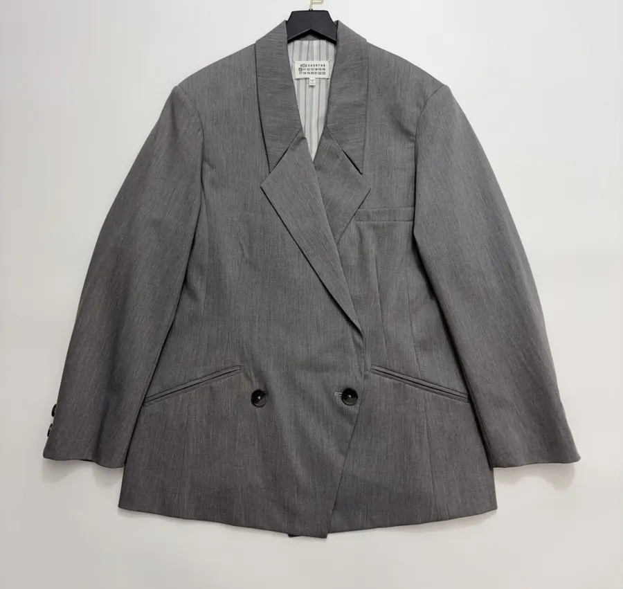 Classic Double-Breasted Silhouette Light Gray Thin Padded Shoulder Suit Jacket in Gray, product view 02