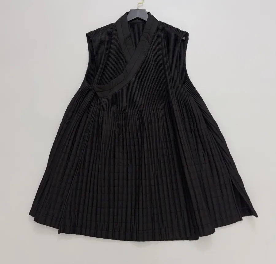 Plaid Side-Slit Overlapping Collar Tie-Style V-Neck Sleeveless Vest Jacket in Black, product view 01