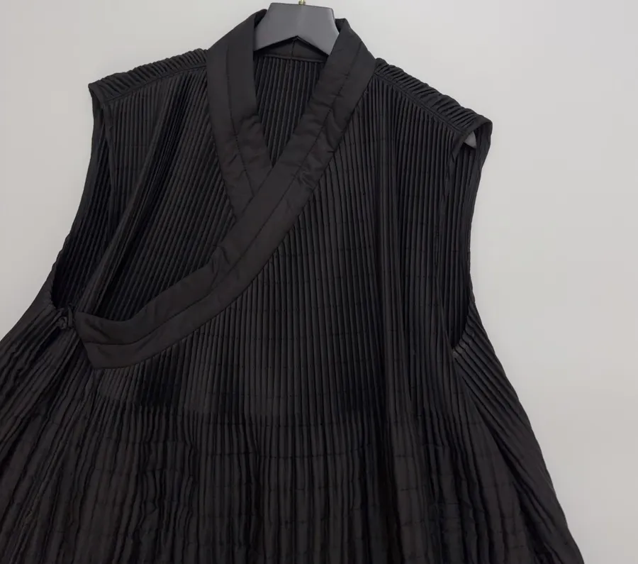 Plaid Side-Slit Overlapping Collar Tie-Style V-Neck Sleeveless Vest Jacket in Black, product view 02