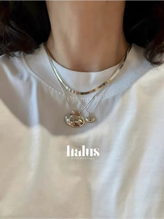 Minimal Metal Necklace in Gold and Silver, product view 02