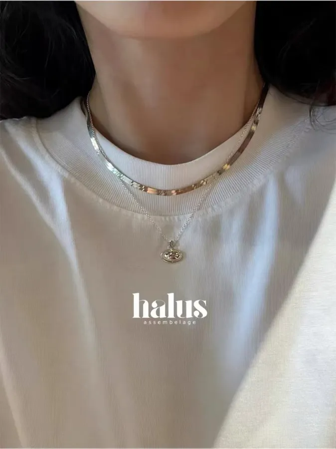 Minimal Metal Necklace in Gold and Silver, product view 03
