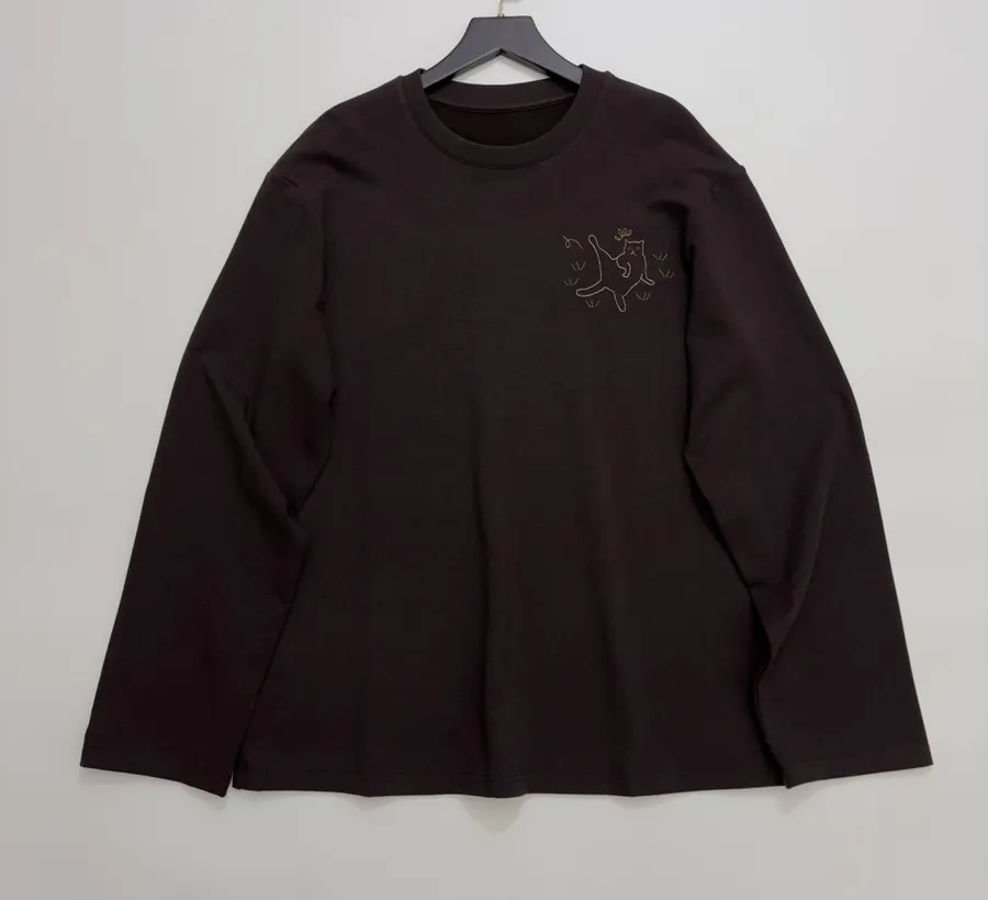 Retro Cute Little Cat Embroidery Design Soft Cotton Loose-fit Crewneck Long-sleeve T-shirt in Dark Brown, product view 01