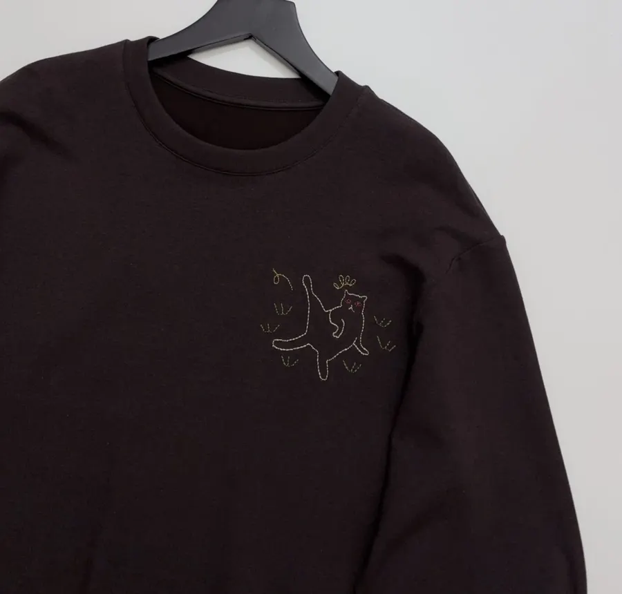Retro Cute Little Cat Embroidery Design Soft Cotton Loose-fit Crewneck Long-sleeve T-shirt in Dark Brown, product view 02