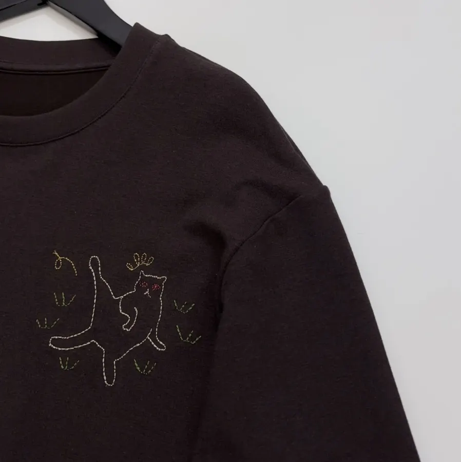 Retro Cute Little Cat Embroidery Design Soft Cotton Loose-fit Crewneck Long-sleeve T-shirt in Dark Brown, product view 03