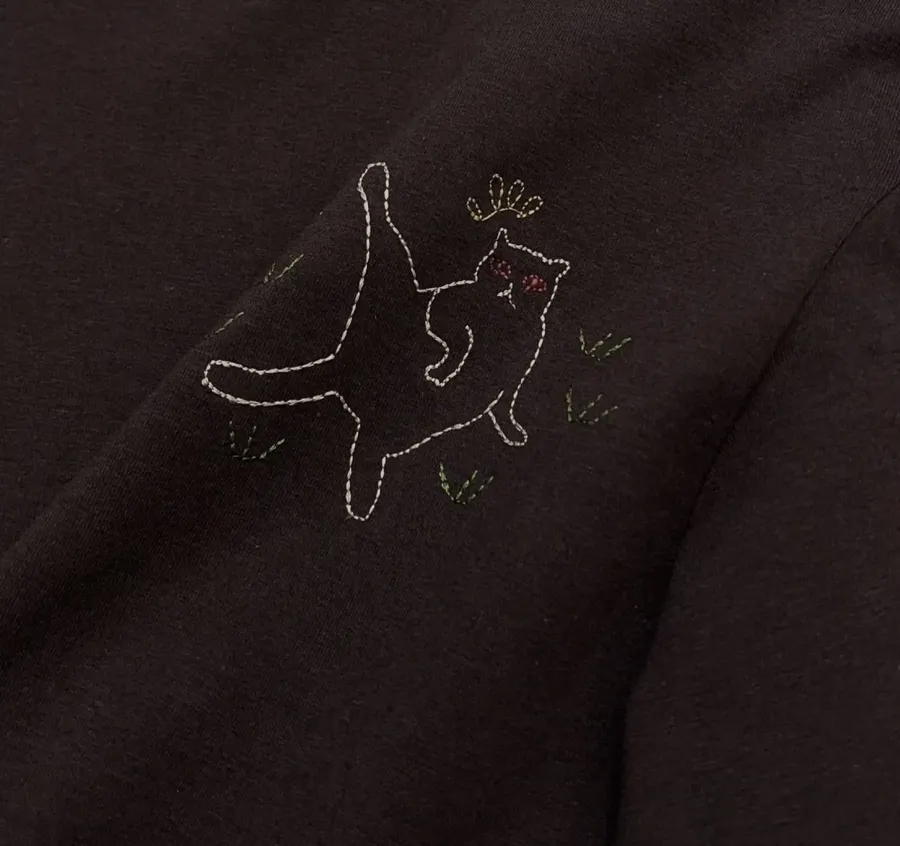Retro Cute Little Cat Embroidery Design Soft Cotton Loose-fit Crewneck Long-sleeve T-shirt in Dark Brown, product view 04