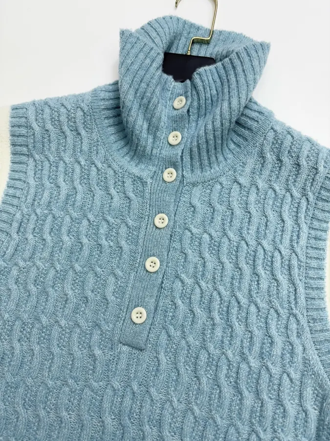 Niche Color-Block Cable-Knit Vest in Light Blue, product view 03