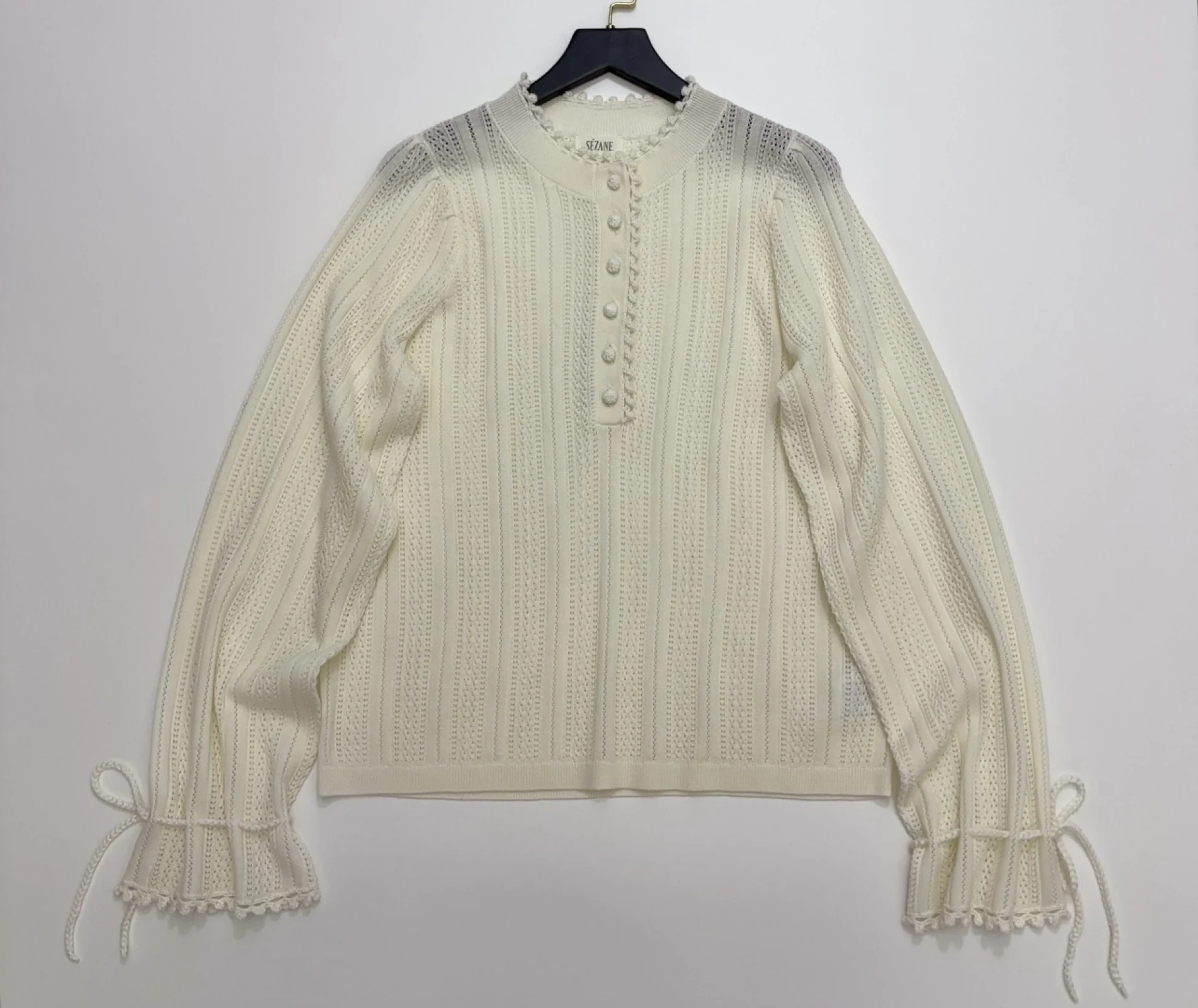 象牙白法式荷叶边立领长袖针织上衣，产品主图