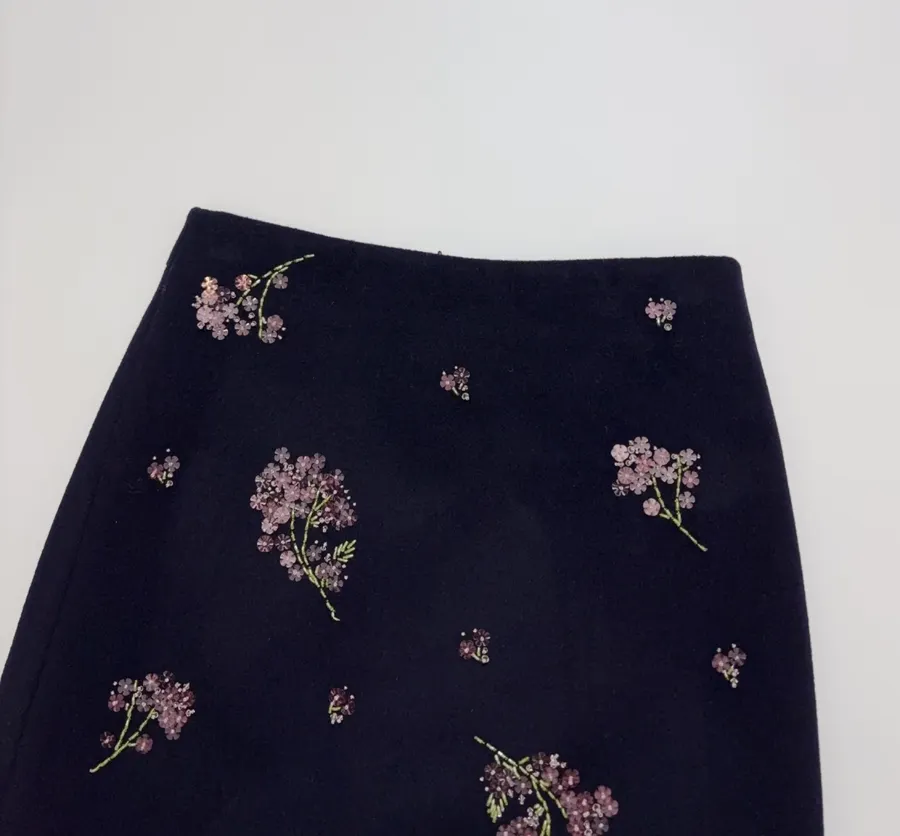 黑色花卉刺绣A字短裙，黑色，商品图 2