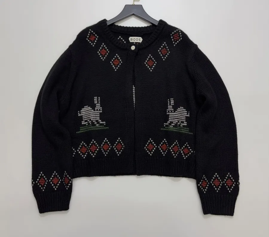 Limited-edition retro rabbit jacquard cropped cardigan, black diamond-quilted pattern, crew neck, relaxed knit jacket in Black, product view 01
