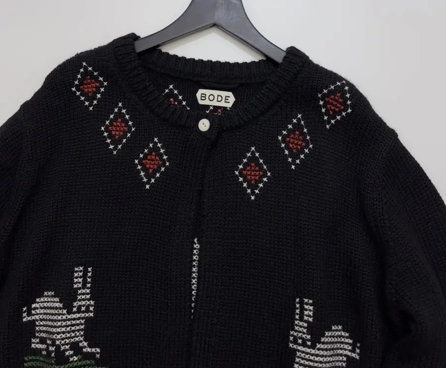 Limited-edition retro rabbit jacquard cropped cardigan, black diamond-quilted pattern, crew neck, relaxed knit jacket in Black, product view 02