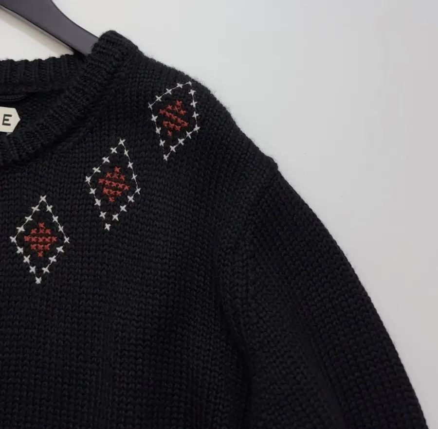 Limited-edition retro rabbit jacquard cropped cardigan, black diamond-quilted pattern, crew neck, relaxed knit jacket in Black, product view 03