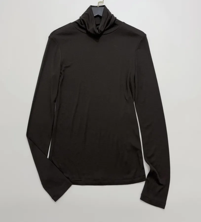 LE 17 SEPTEMBRE Solid-color fitted long-sleeve base layer T-shirt in As Shown, product view 01