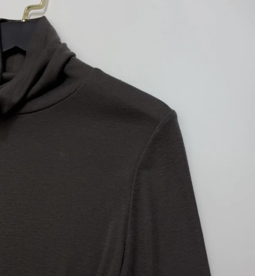 LE 17 SEPTEMBRE Solid-color fitted long-sleeve base layer T-shirt in As Shown, product view 03