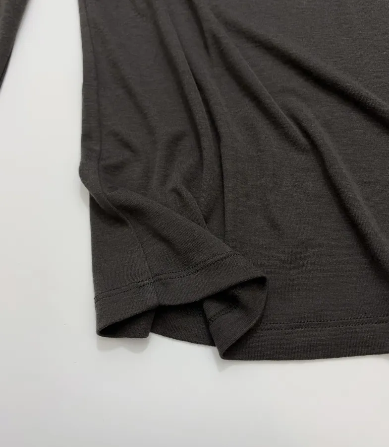 LE 17 SEPTEMBRE Solid-color fitted long-sleeve base layer T-shirt in As Shown, product view 07