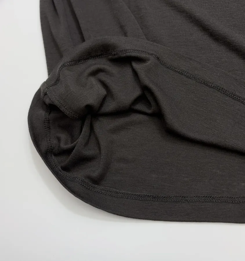 LE 17 SEPTEMBRE Solid-color fitted long-sleeve base layer T-shirt in As Shown, product view 08
