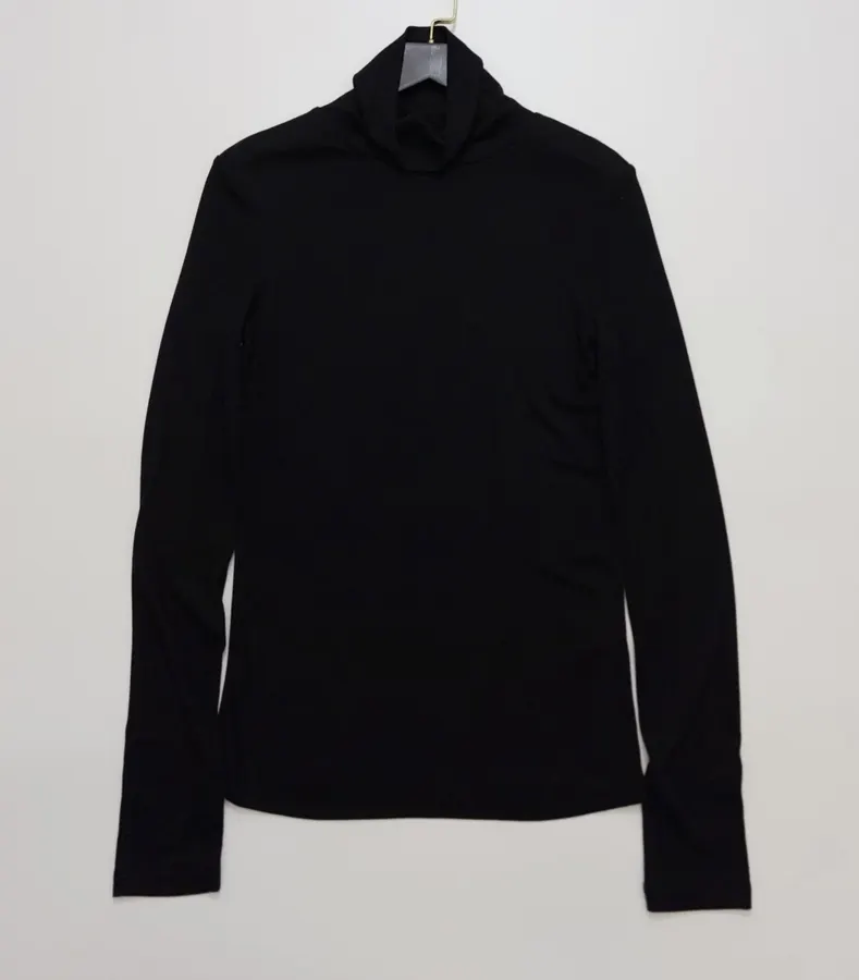 LE 17 SEPTEMBRE Solid-color fitted long-sleeve t-shirt in As Shown, product view 01