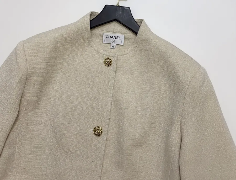 CHANEL Beige-tan collarless tweed jacket with vintage rose-gold buttons in 杏色, product view 02