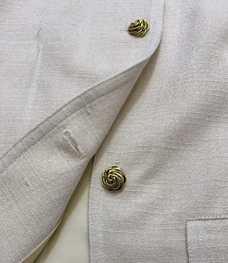 CHANEL Beige-tan collarless tweed jacket with vintage rose-gold buttons in 杏色, product view 05