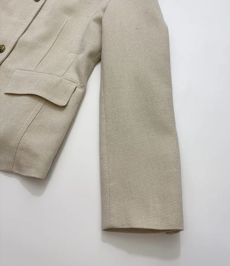CHANEL Beige-tan collarless tweed jacket with vintage rose-gold buttons in 杏色, product view 06