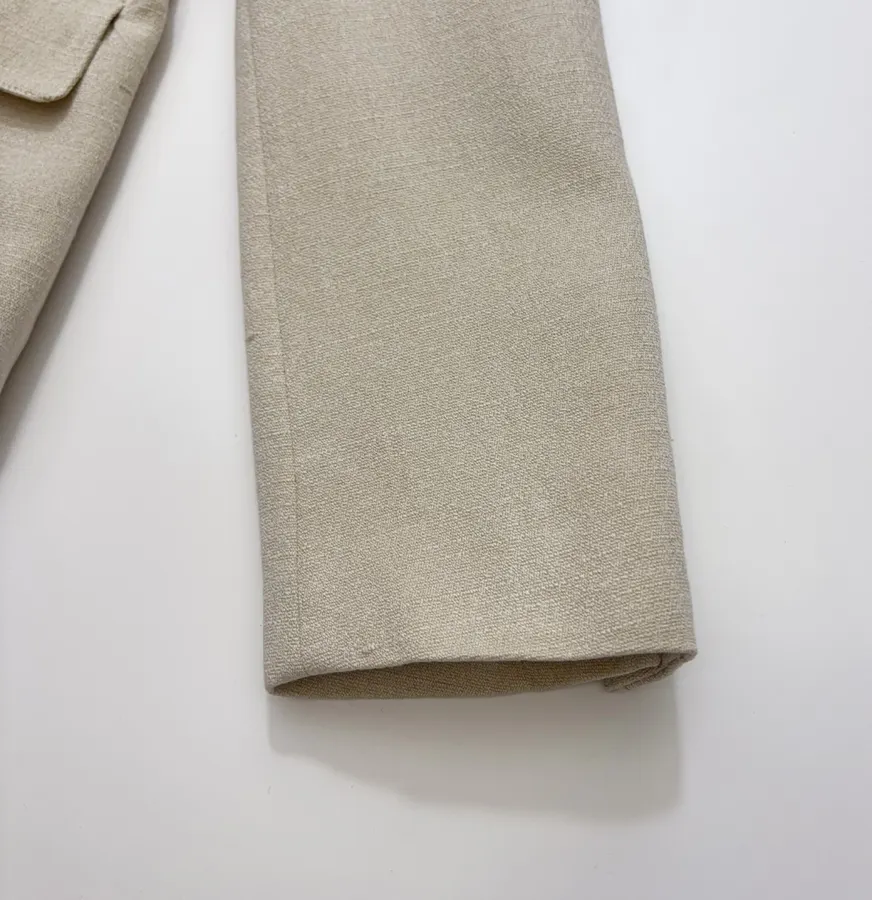 CHANEL Beige-tan collarless tweed jacket with vintage rose-gold buttons in 杏色, product view 08