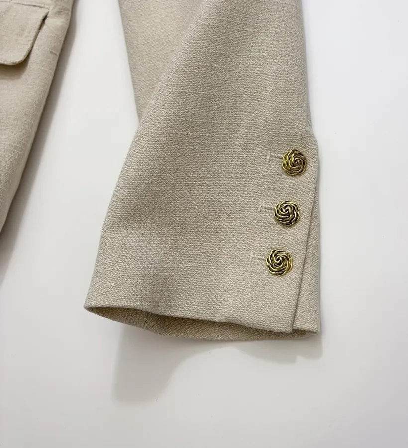 CHANEL Beige-tan collarless tweed jacket with vintage rose-gold buttons in 杏色, product view 09