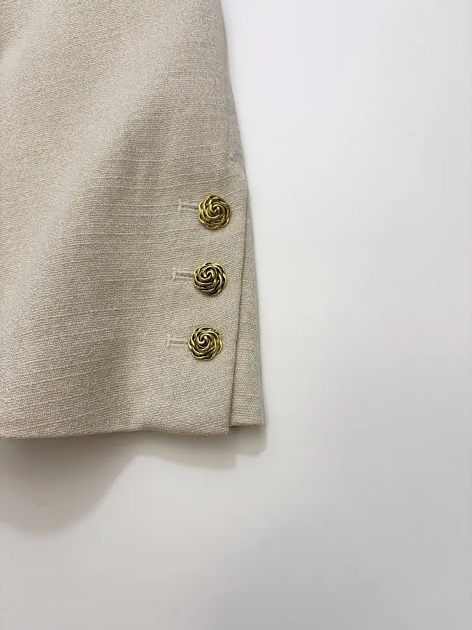 CHANEL Beige-tan collarless tweed jacket with vintage rose-gold buttons in 杏色, product view 10