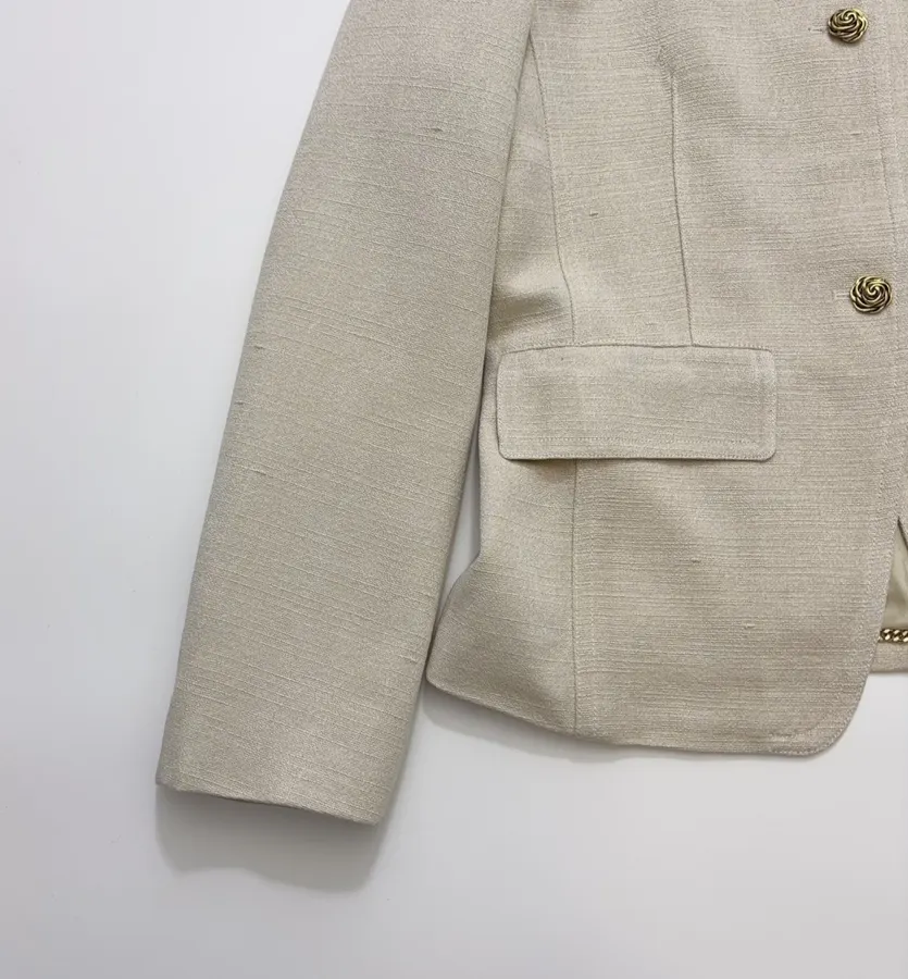 CHANEL Beige-tan collarless tweed jacket with vintage rose-gold buttons in 杏色, product view 12