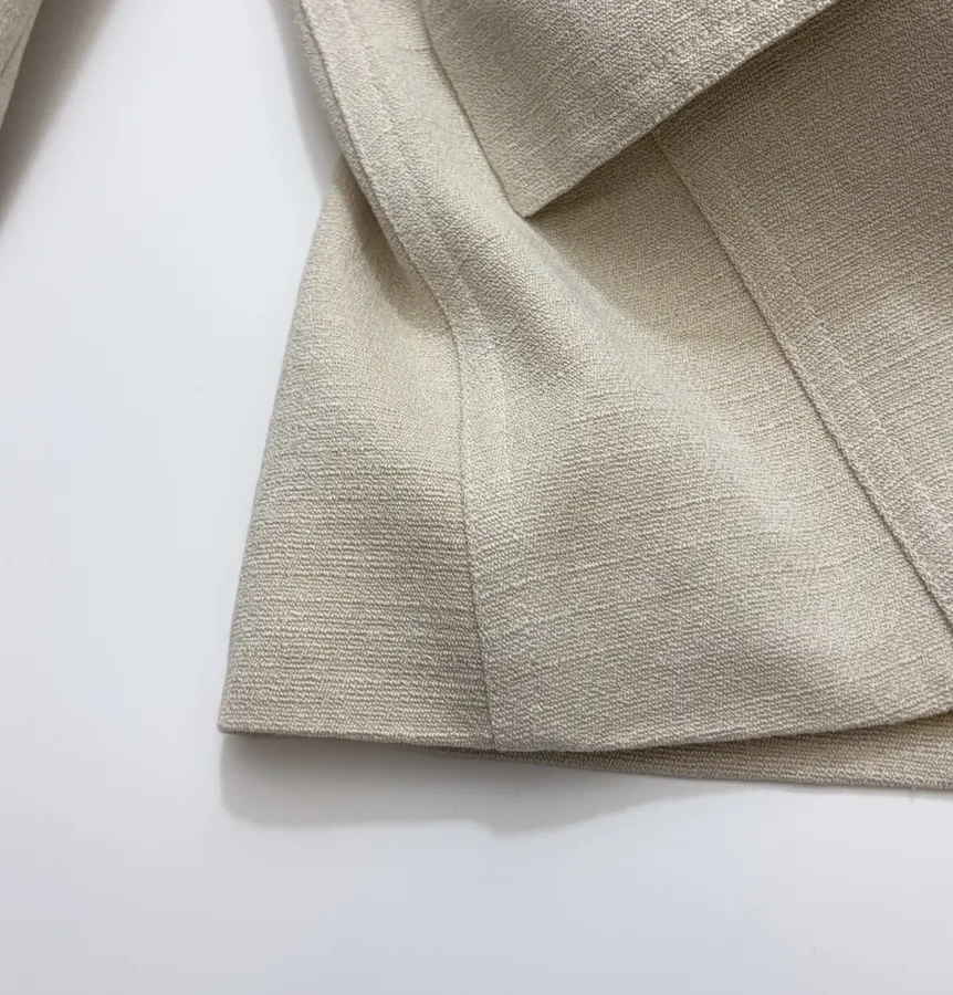 CHANEL Beige-tan collarless tweed jacket with vintage rose-gold buttons in 杏色, product view 13