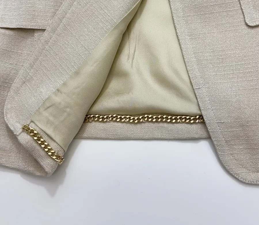 CHANEL Beige-tan collarless tweed jacket with vintage rose-gold buttons in 杏色, product view 15