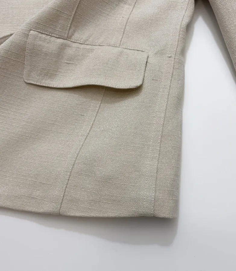 CHANEL Beige-tan collarless tweed jacket with vintage rose-gold buttons in 杏色, product view 16