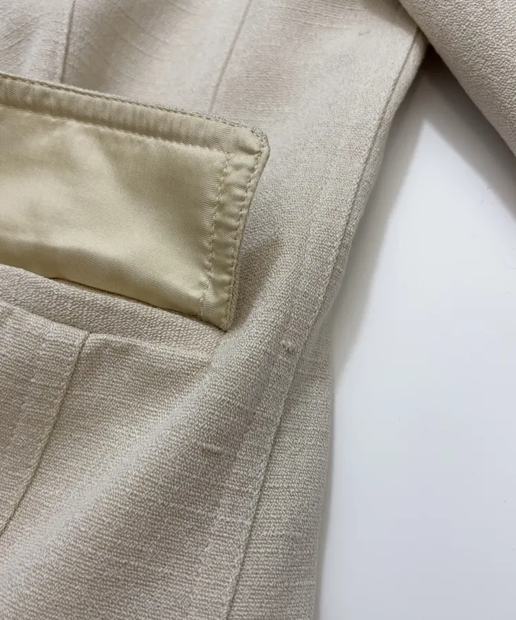 CHANEL Beige-tan collarless tweed jacket with vintage rose-gold buttons in 杏色, product view 17