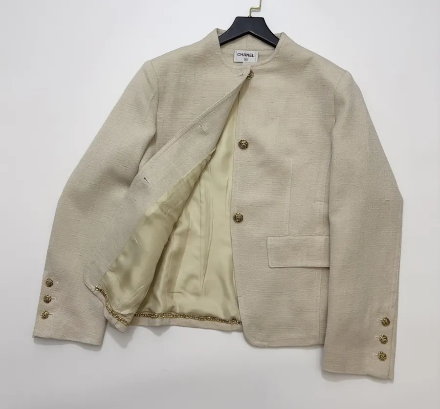 CHANEL Beige-tan collarless tweed jacket with vintage rose-gold buttons in 杏色, product view 18