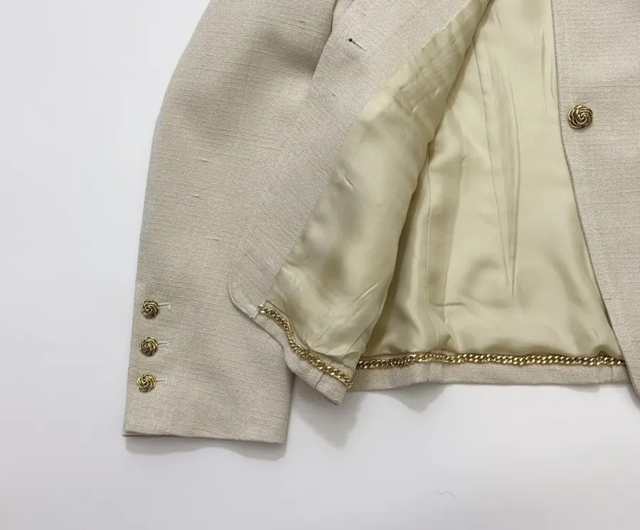 CHANEL Beige-tan collarless tweed jacket with vintage rose-gold buttons in 杏色, product view 19