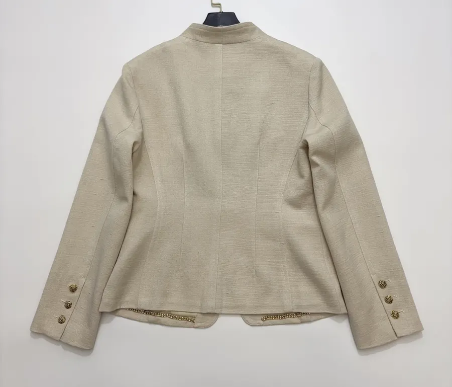 CHANEL Beige-tan collarless tweed jacket with vintage rose-gold buttons in 杏色, product view 20