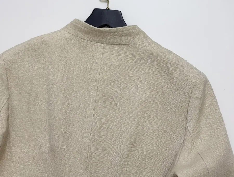 CHANEL Beige-tan collarless tweed jacket with vintage rose-gold buttons in 杏色, product view 21