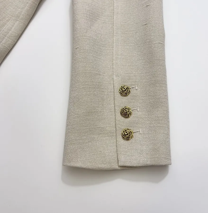 CHANEL Beige-tan collarless tweed jacket with vintage rose-gold buttons in 杏色, product view 22
